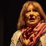 La donna si muove con gesti decisi e un�espressione sul volto seria e concentrata